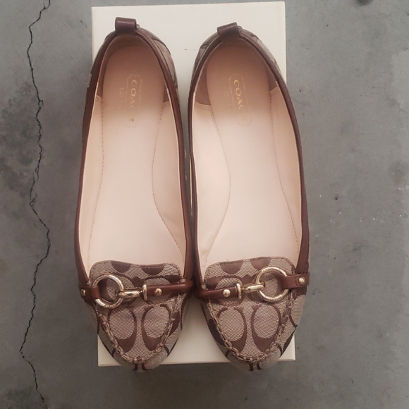 Coach When Flat - Picture 2 of 3